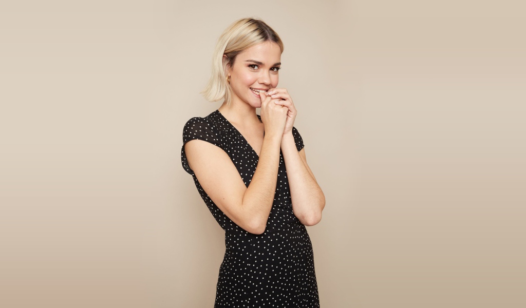 Милая девушка блондинка, актриса Майя Митчелл