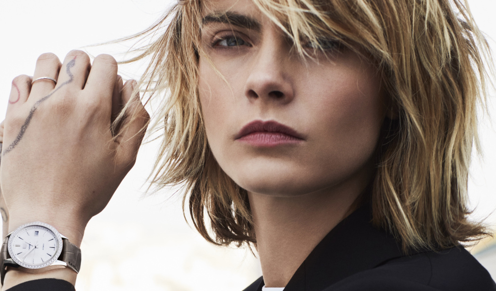 Лицо актрисы Кары Делевинь крупным планом