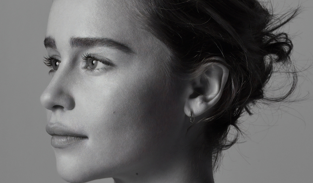 Лицо актрисы Эмилии Кларк крупным планом