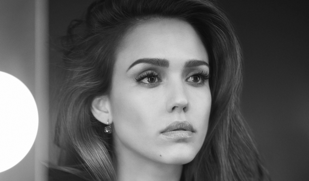 Лицо актрисы Джессики Альбы черно белое фото 