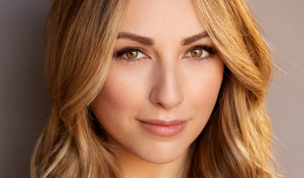 Лицо актрисы Никки Поснер крупным планом