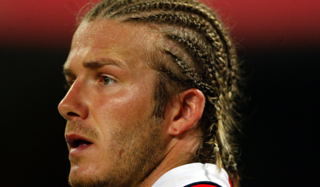 Футболист Дэвид Бекхэм с косичками на голове