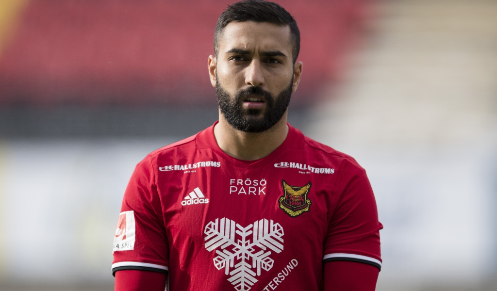 Футболист Саман Годдос в красной форме