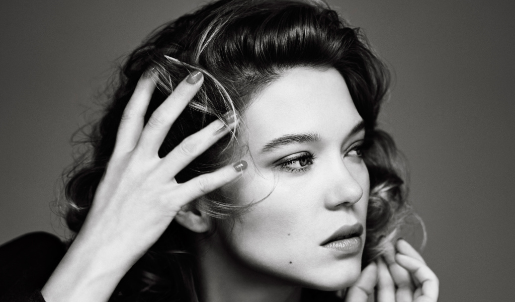 Французская актриса Леа Сейду  черно белое фото