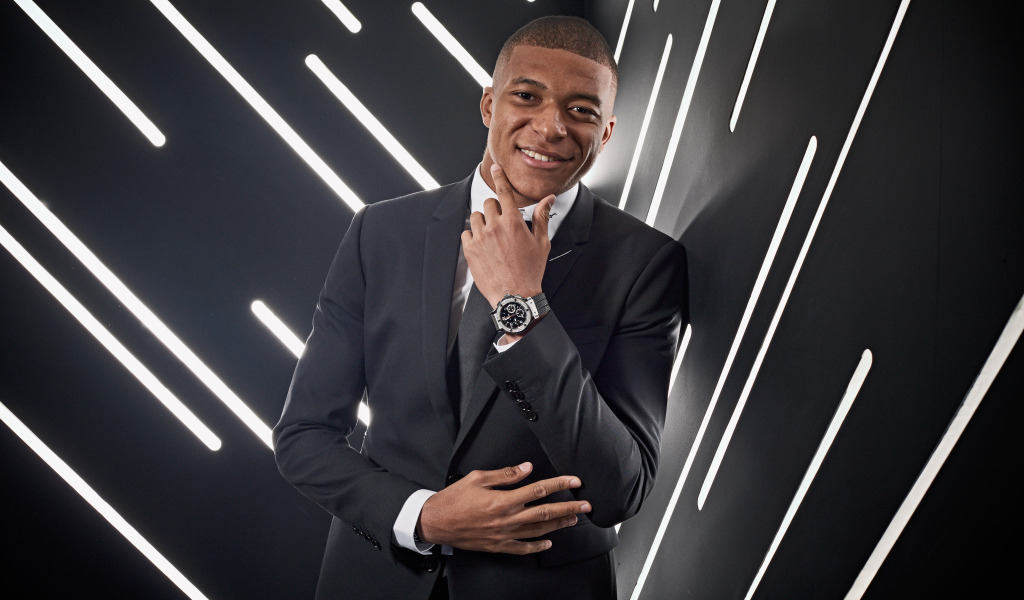 Французский футболист Килиан Мбаппе в костюме