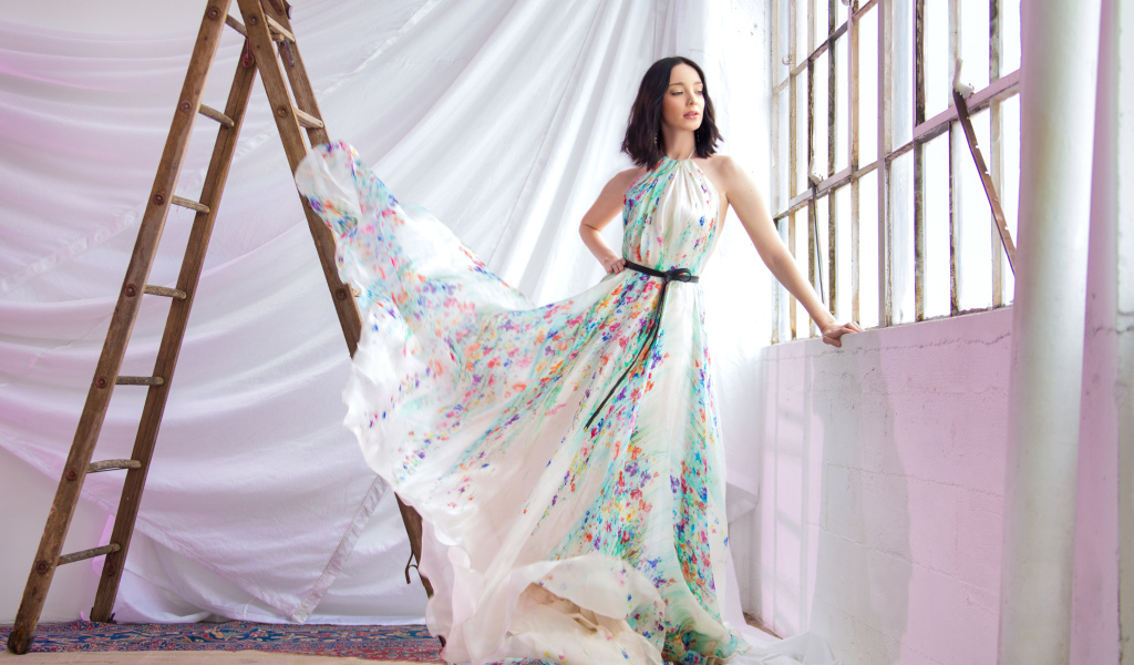 Девушка в красивом платье, актриса Эмма Дюмон у окна