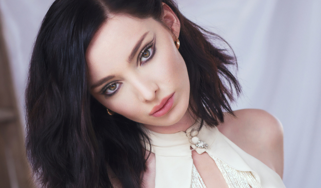 Девушка с красивыми глазами, актриса Эмма Дюмон 