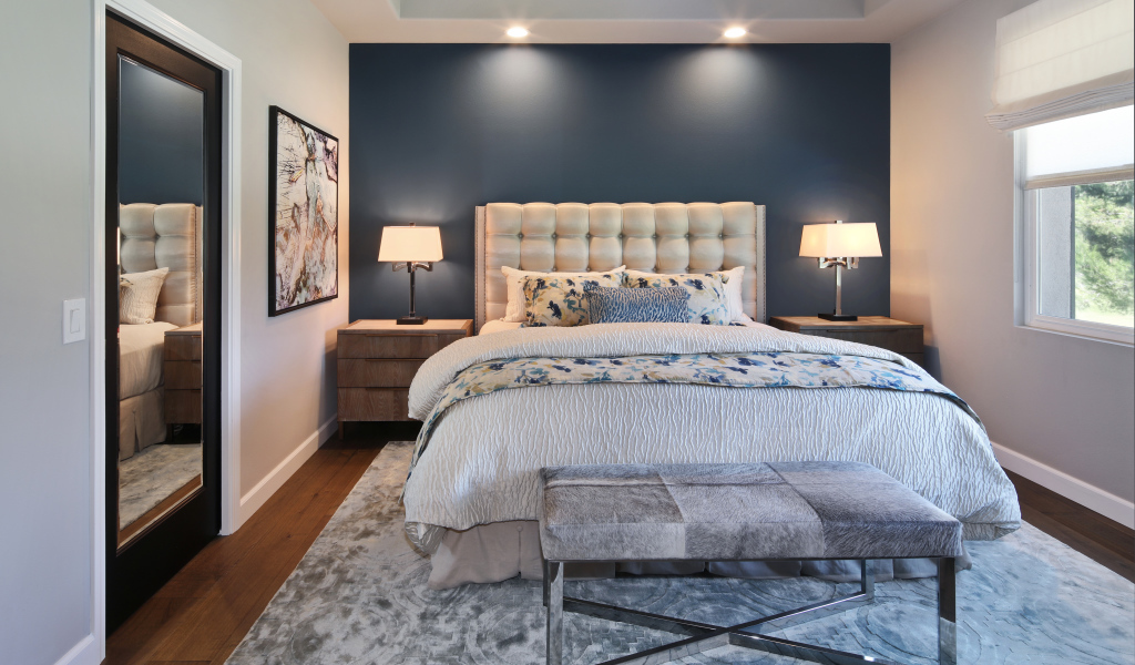 Спальня в серых тонах с большой кроватью