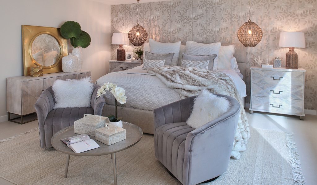 Серая спальня с большой кроватью и креслами