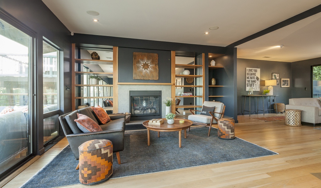 Гостиная комната в серых тонах с большим окном