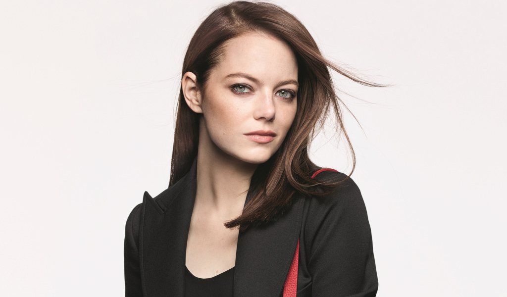 Зеленоглазая девушка, актриса Эмма Стоун на белом фоне