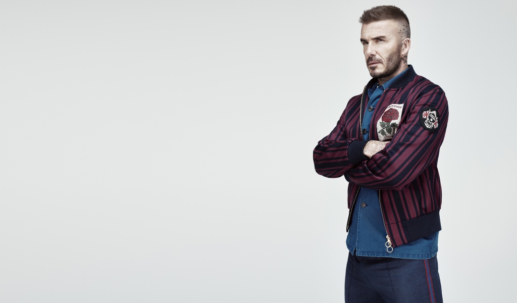 Красивый мужчина, футболист и модель Дэвид Бекхэм на сером фоне