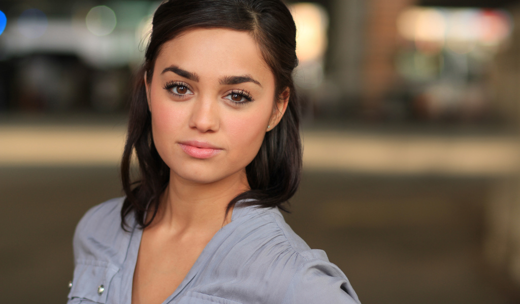 Индийская актриса Шази Раджа с карими глазами 