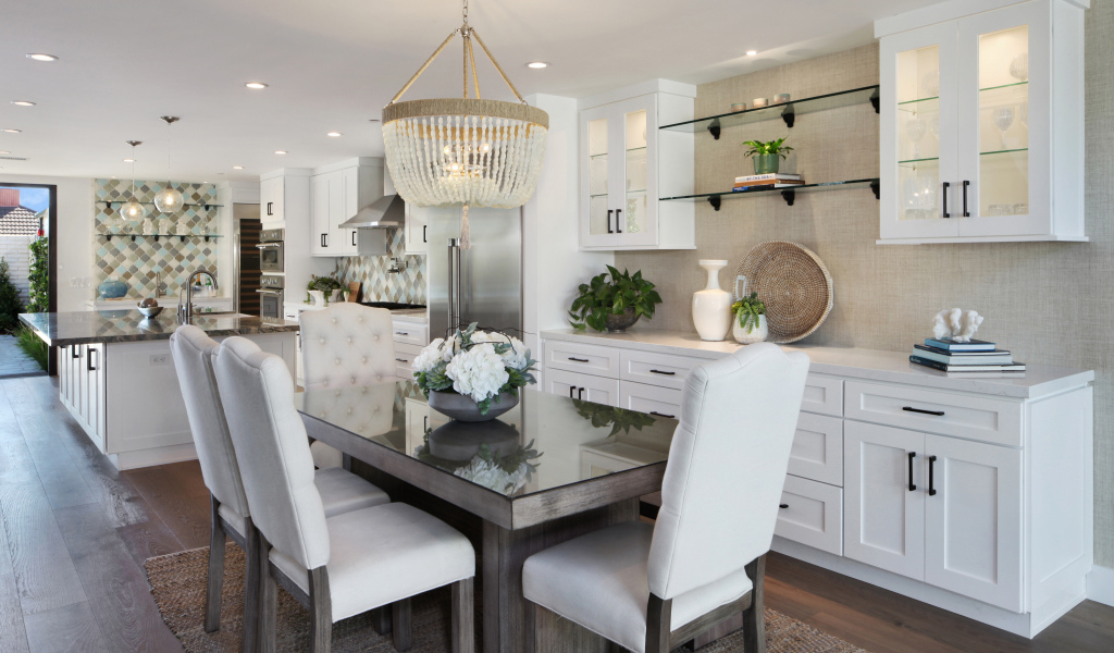 Кухня со столовой с белой мебелью 