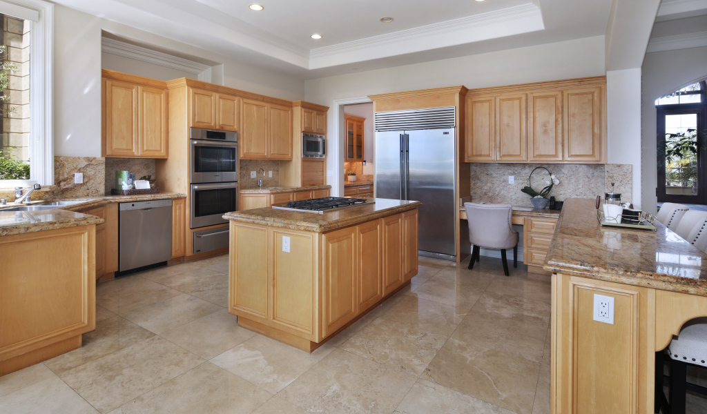 Большая кухня с деревянным интерьером