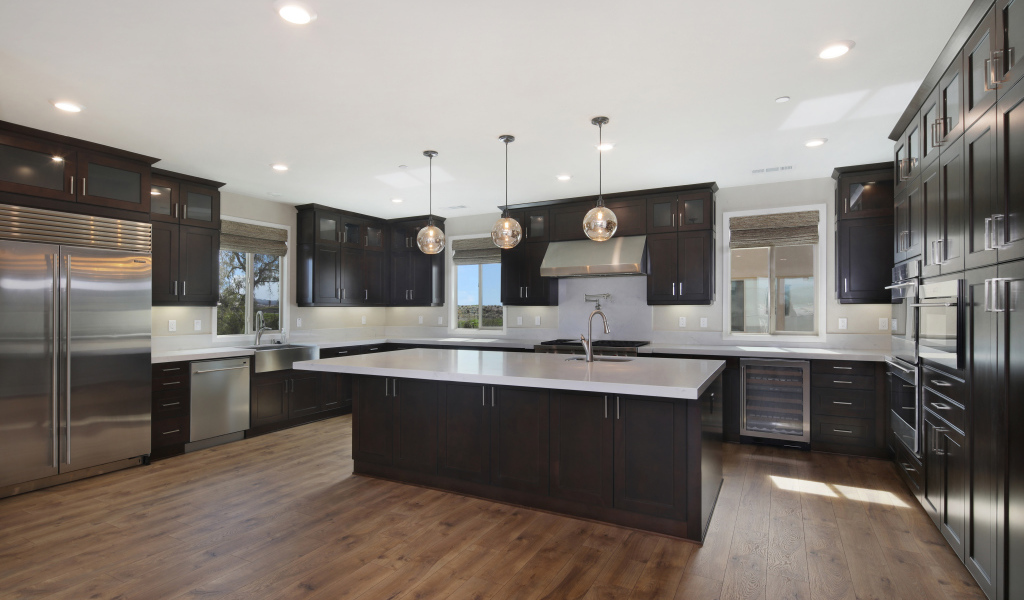Большая просторная кухня с мебелью в коричневых тонах
