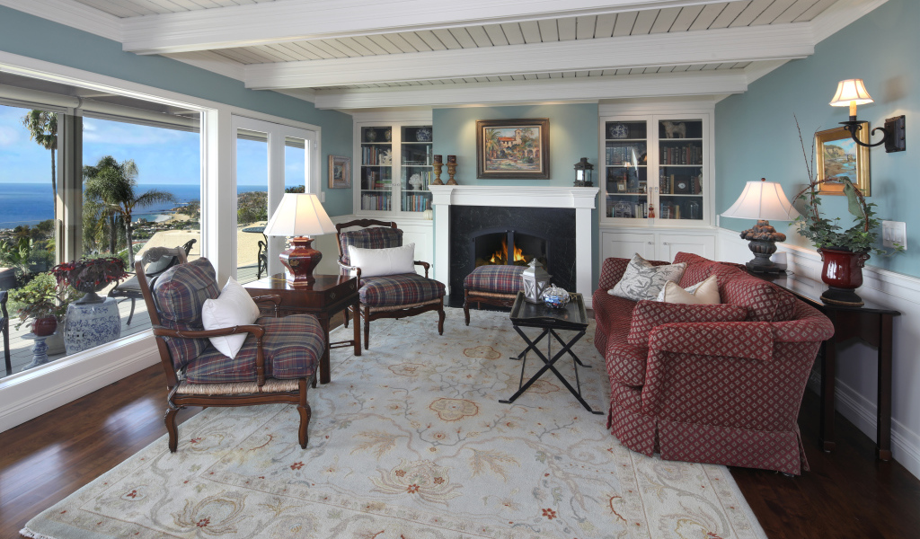 Гостиная комната с большим мягким диваном, креслами и камином 