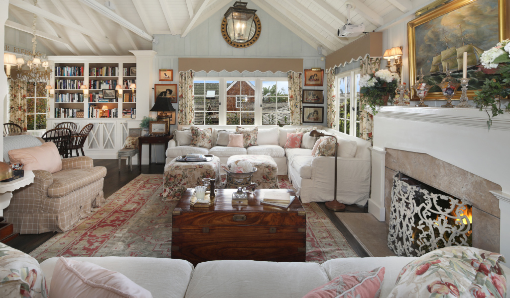 Гостиная комната с диванами и мягким креслом с камином