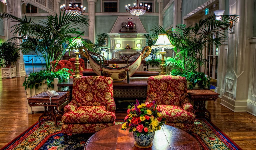 Гостиная комната с винтажной мебелью и пальмами 