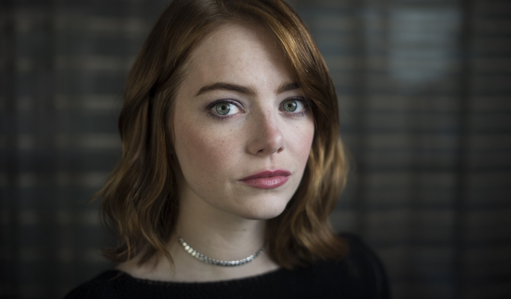 Скромная зеленоглазая девушка, актриса Эмма Стоун 