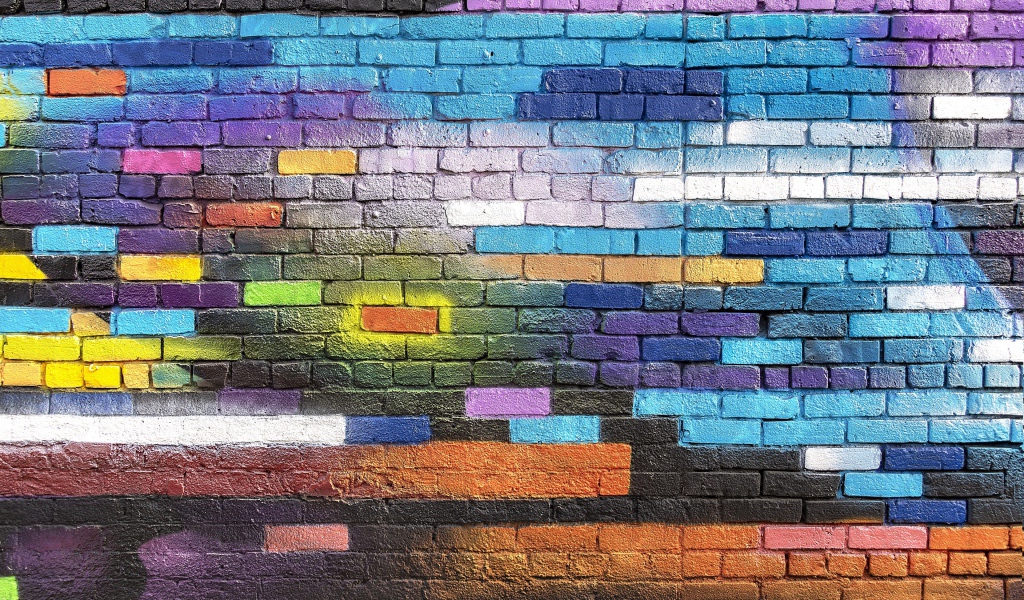 Разноцветное граффити на кирпичной стене