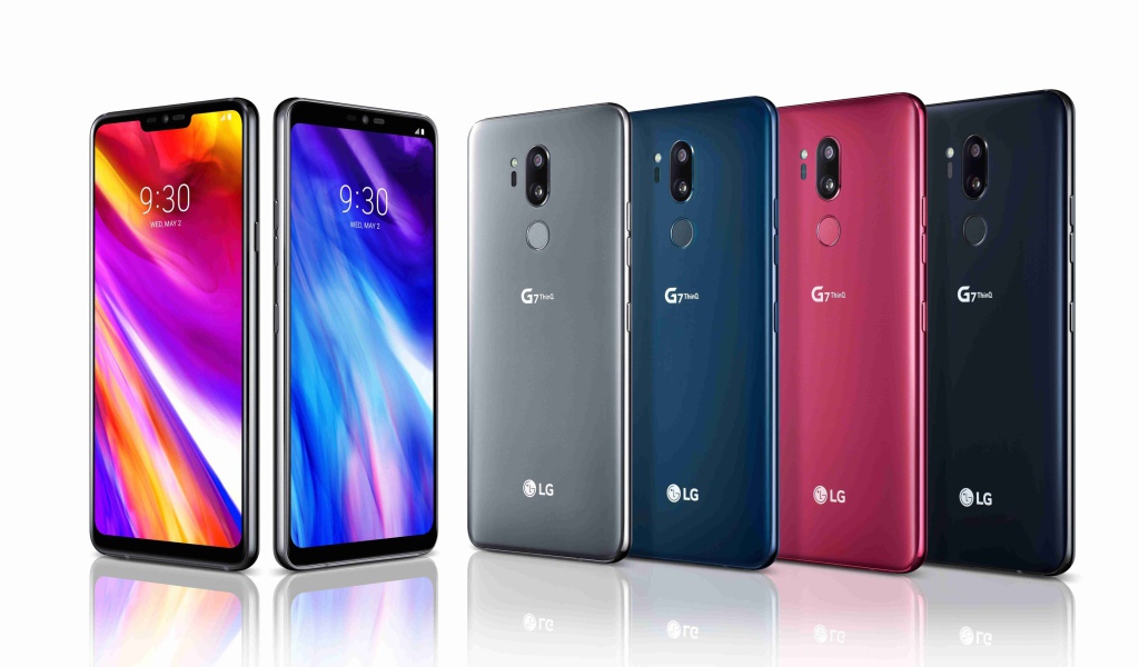 Разноцветные смартфоны LG G7 ThinQ на белом фоне