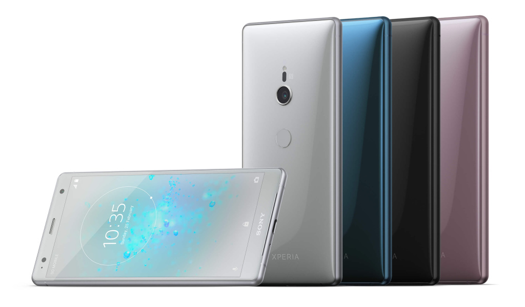 Разноцветные тонкие смартфоны Sony Xperia XZ2 на белом фоне