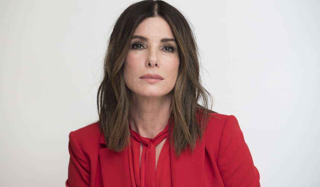 Популярная актриса Сандра Буллок в красном костюме 