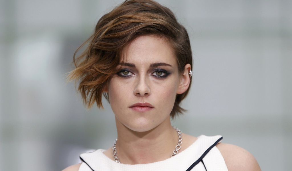 Популярная молодая актриса Кристен Стюарт с короткой стрижкой