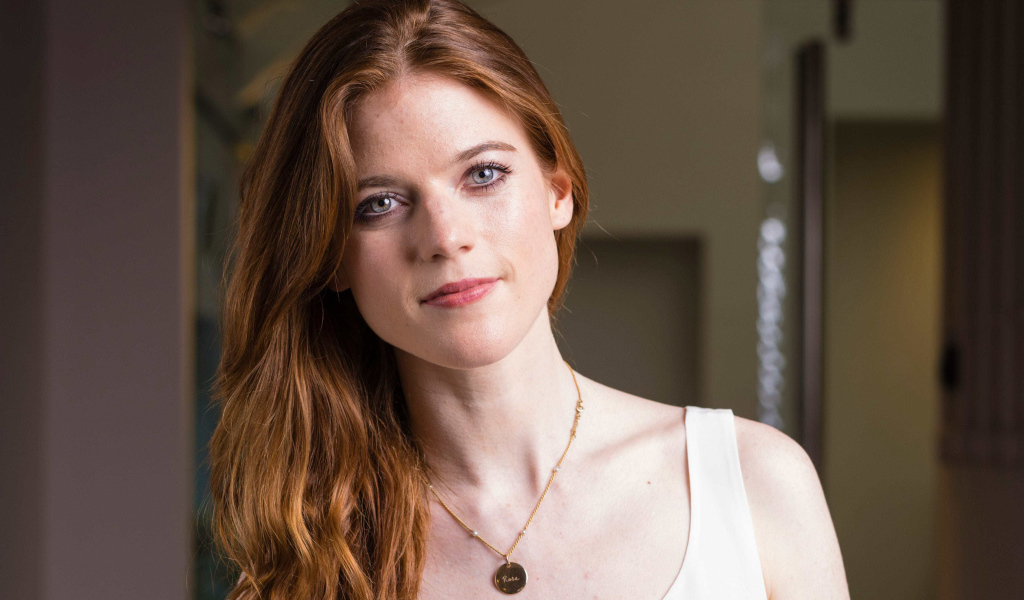 Милая девушка, актриса Роуз Лесли с украшением на шее 