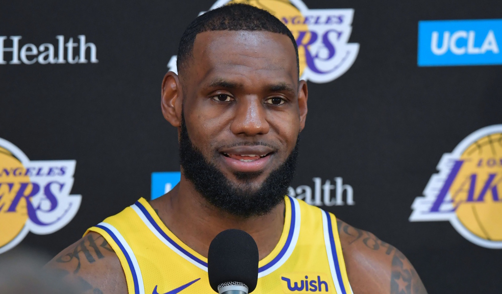 Профессиональный американский баскетболист Леброн Джеймс