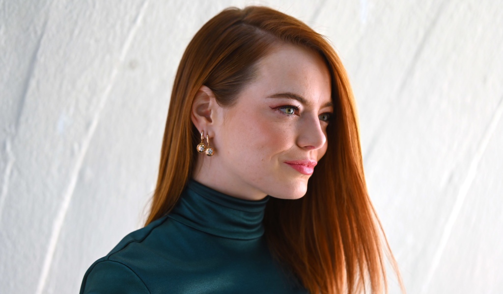 Рыжеволосая актриса Эмма Стоун вид сбоку