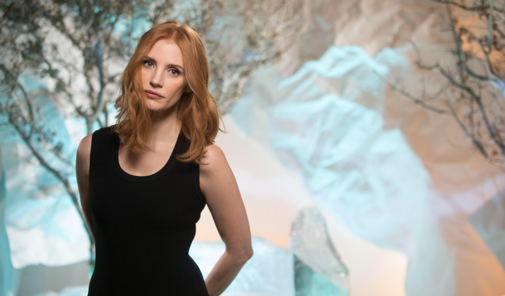 Рыжеволосая актриса Джессика Честейн в черном платье