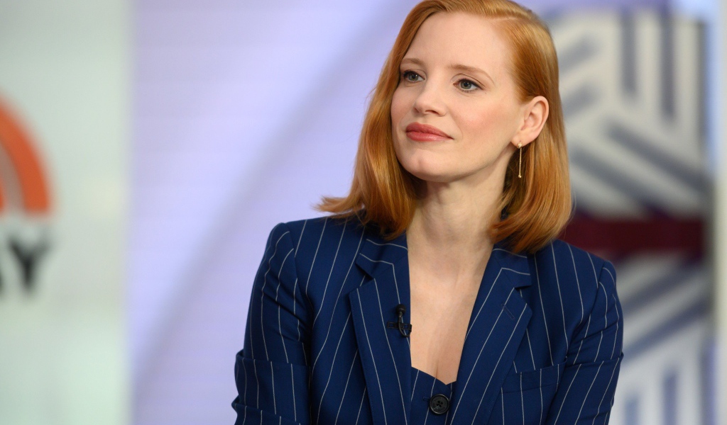 Рыжеволосая актриса Джессика Честейн в костюме