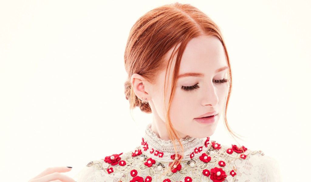 Рыжеволосая актриса Мэделин Петш на белом фоне