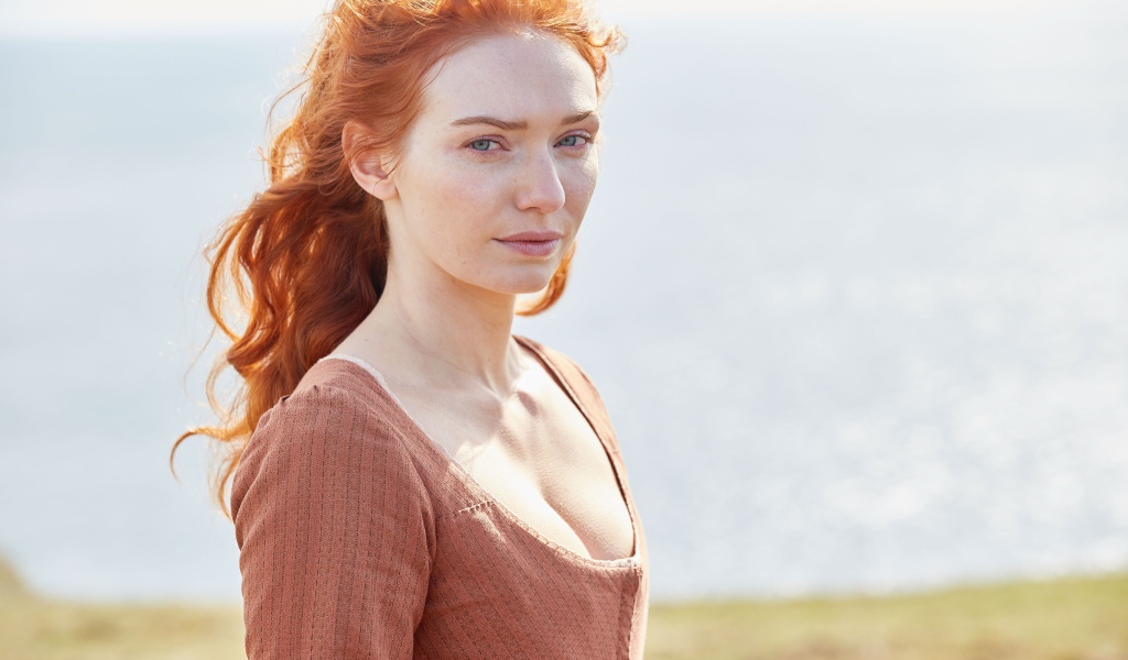 Рыжеволосая девушка, актриса Элеонор Томлинсон