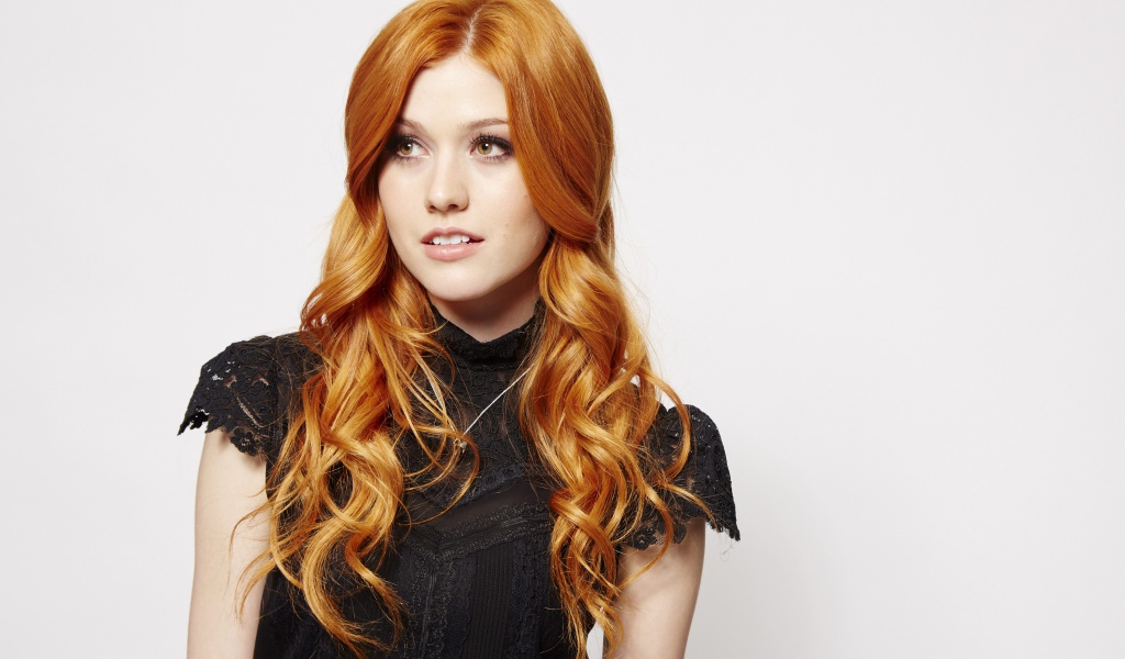 Рыжеволосая девушка, актриса Кэтрин Макнамара на сером фоне