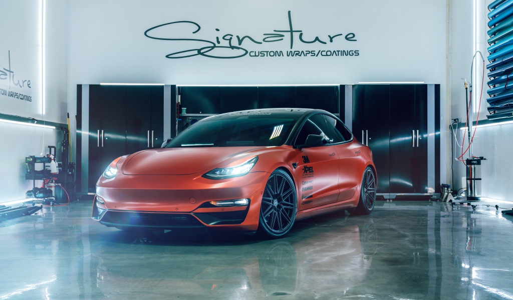 Красный автомобиль Tesla Model 3 в гараже