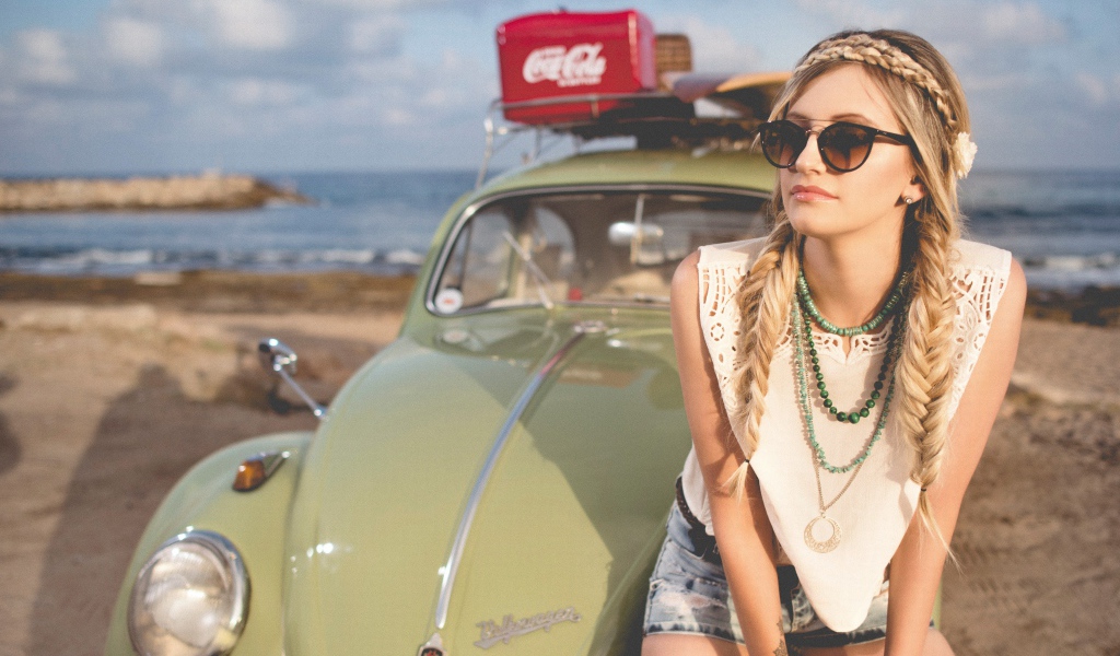 Девушка ретро сидит на старом автомобиле