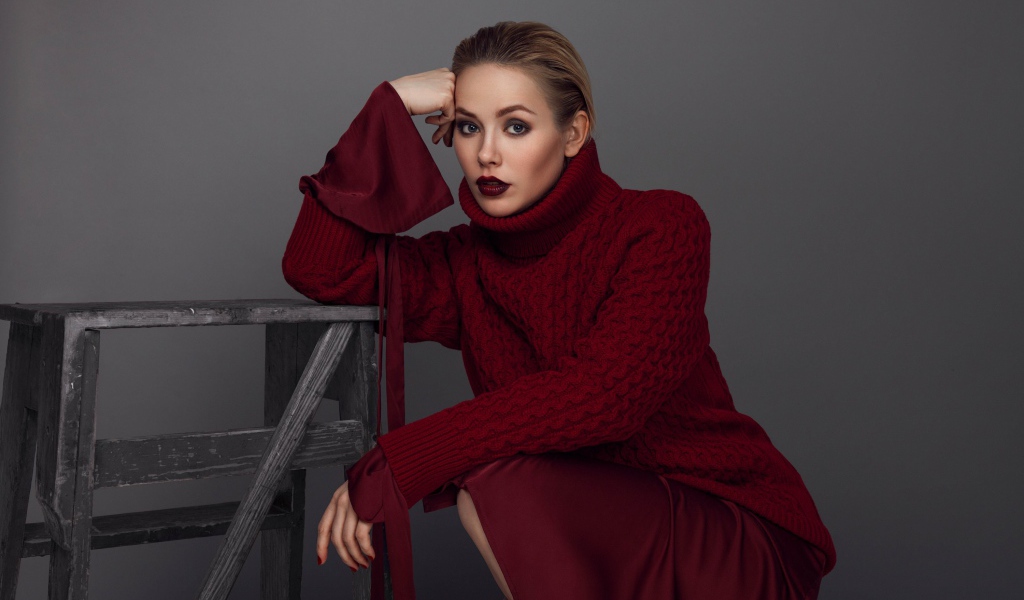 Российская актриса Зоя Бербер в красном свитере