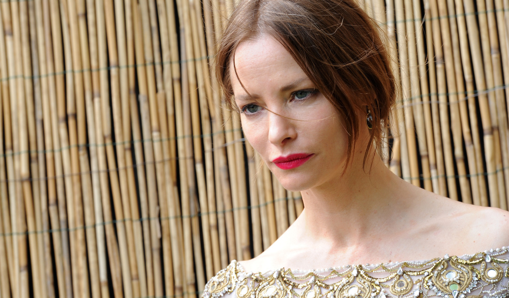 Грустная девушка, актриса Сиенна Гиллори