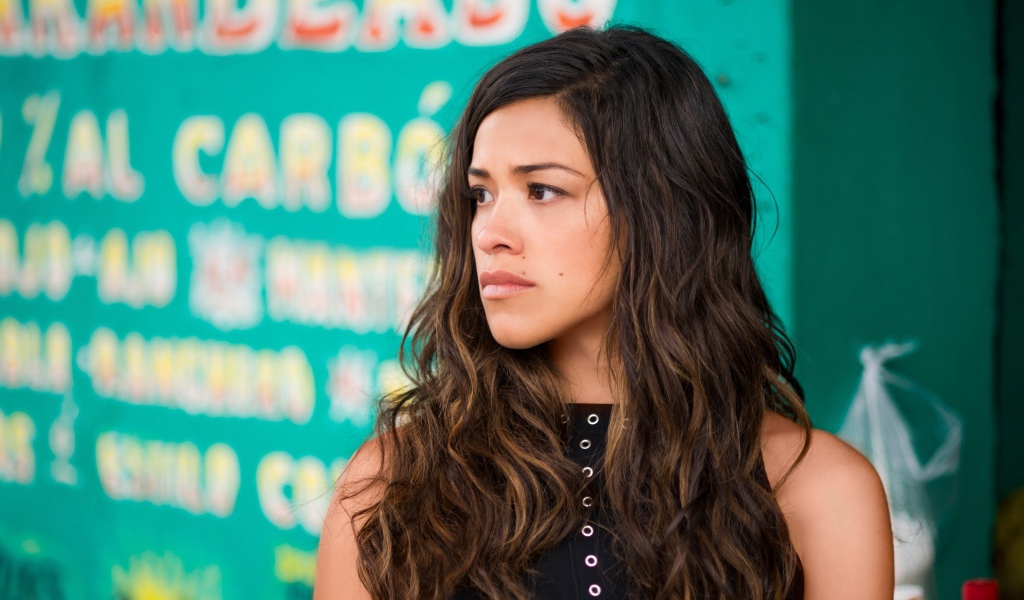 Серьезная девушка, американская актриса Джина Родригес