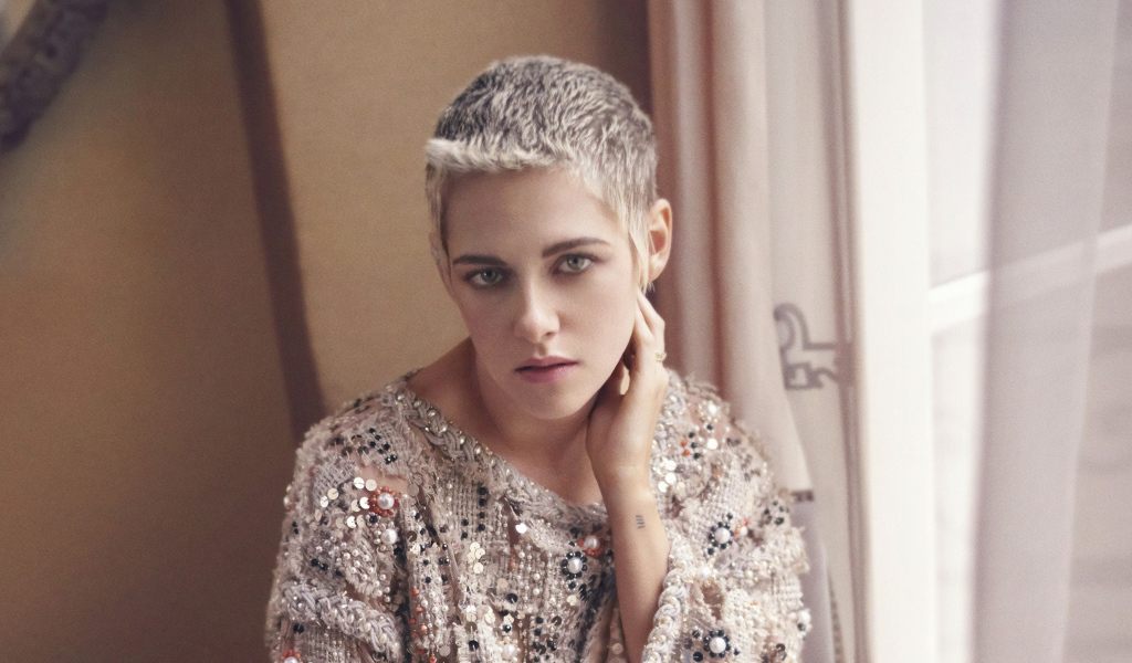 Актриса Кристен Стюарт с короткой стрижкой у окна