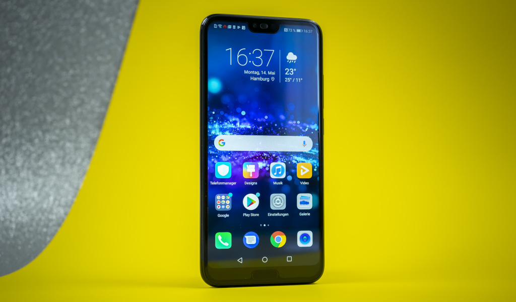 Тонкий смартфон Honor 10 на желтом фоне