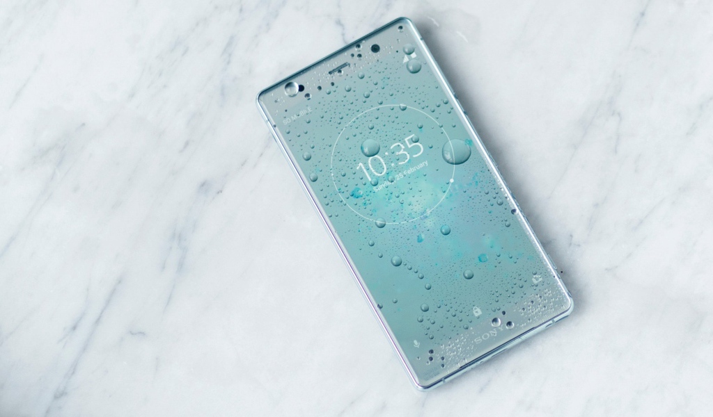 Тонкий смартфон Sony Xperia XZ2 в серебристом корпусе
