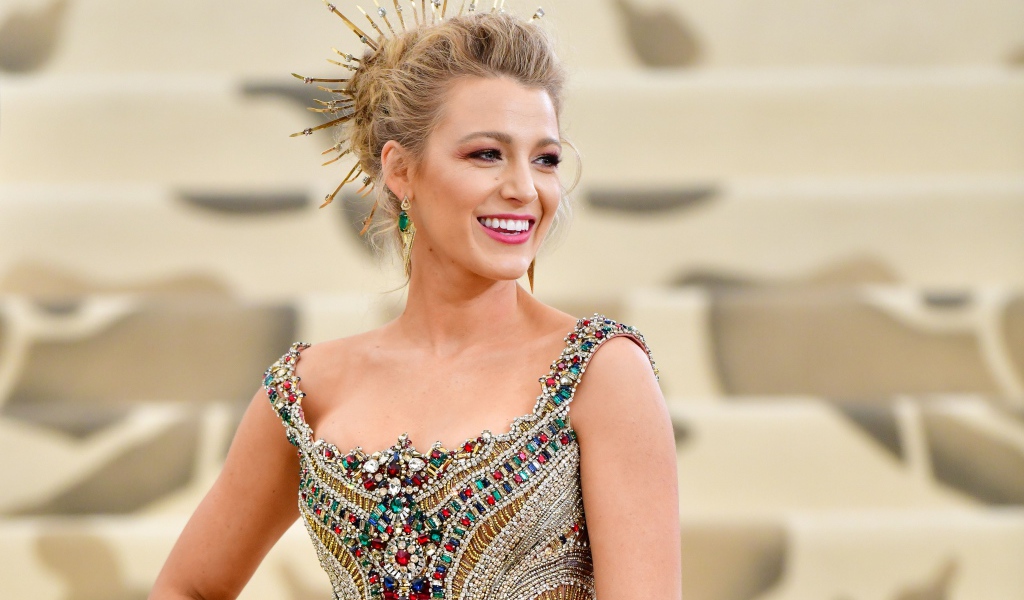 Улыбающаяся актриса Блейк Лайвли в красивом наряде