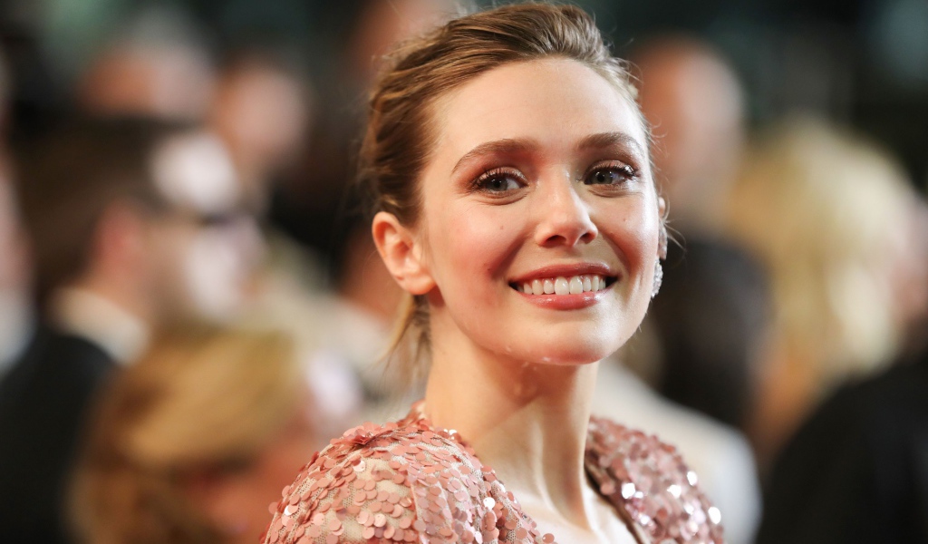 Улыбающаяся актриса Элизабет Олсен 