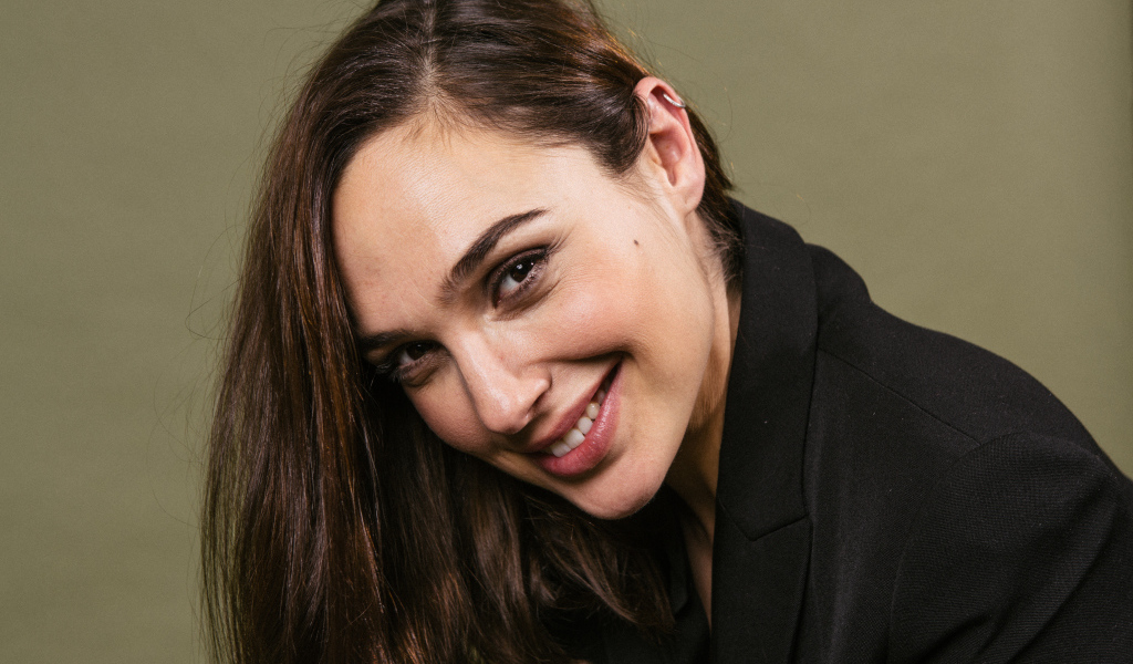 Улыбающаяся актриса Галь Гадот  в черном пиджаке