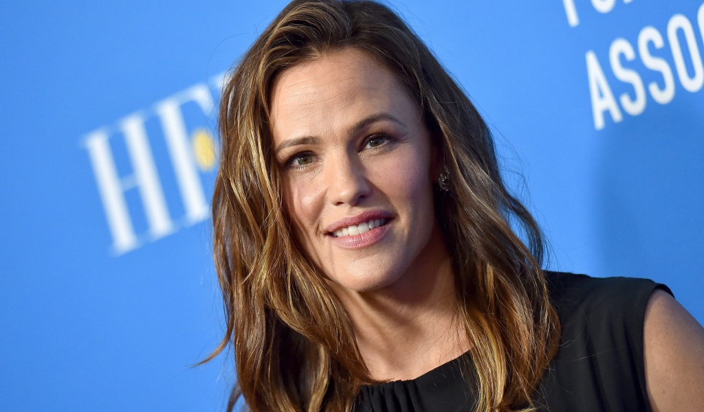 Улыбающаяся актриса Дженнифер Гарнер