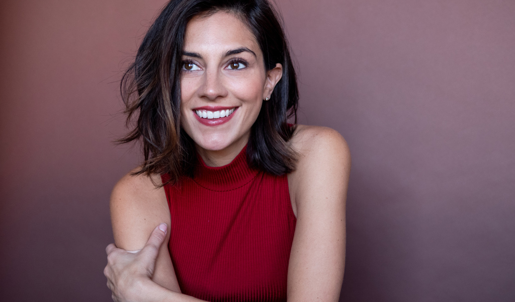 Улыбающаяся актриса Мелани Миничино